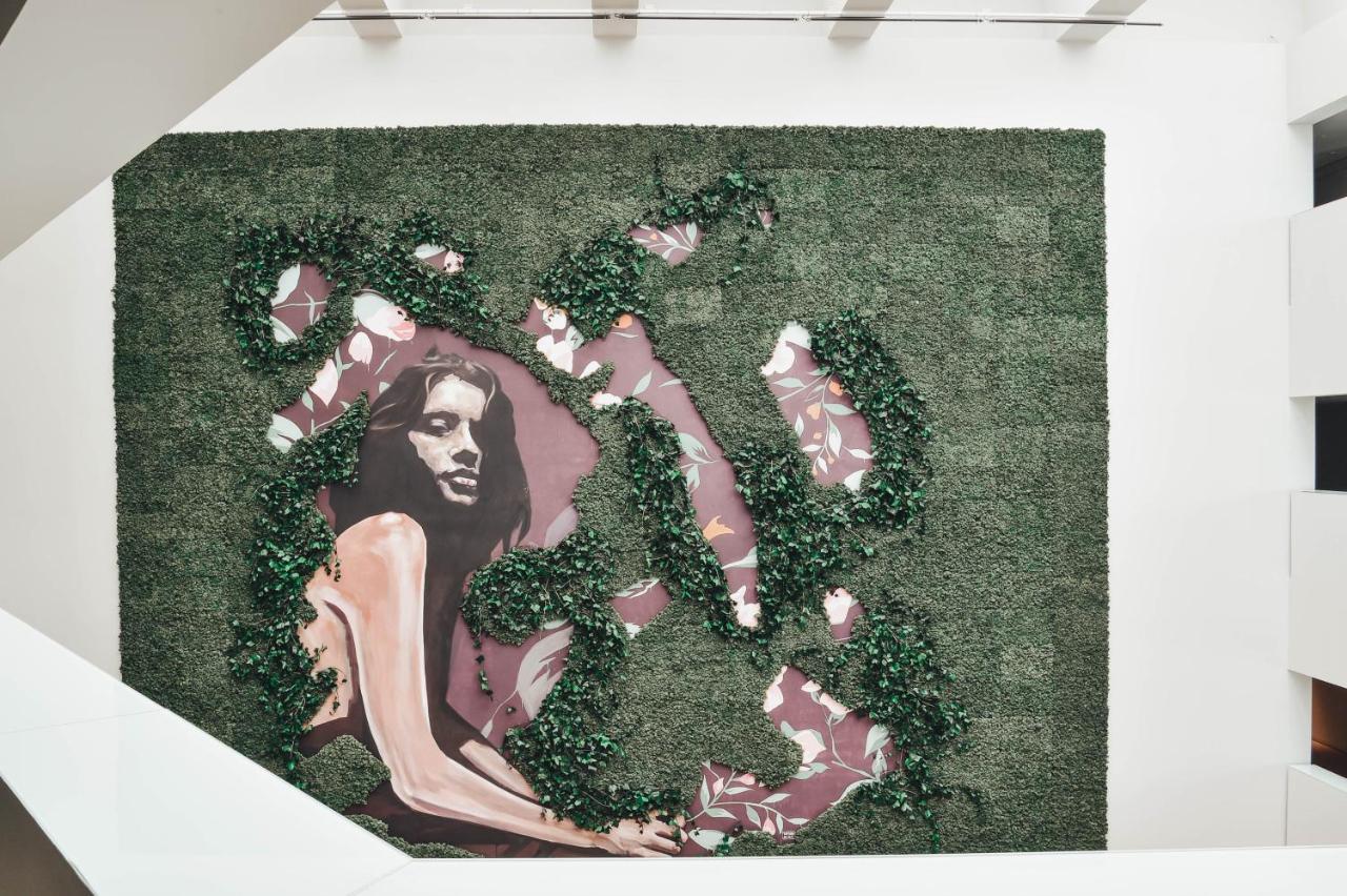 アクアルズ トロイア ラゴア ホテル&アパートメンツ S ホテルズ コレクション エクステリア 写真 A green wall with a picture of a woman