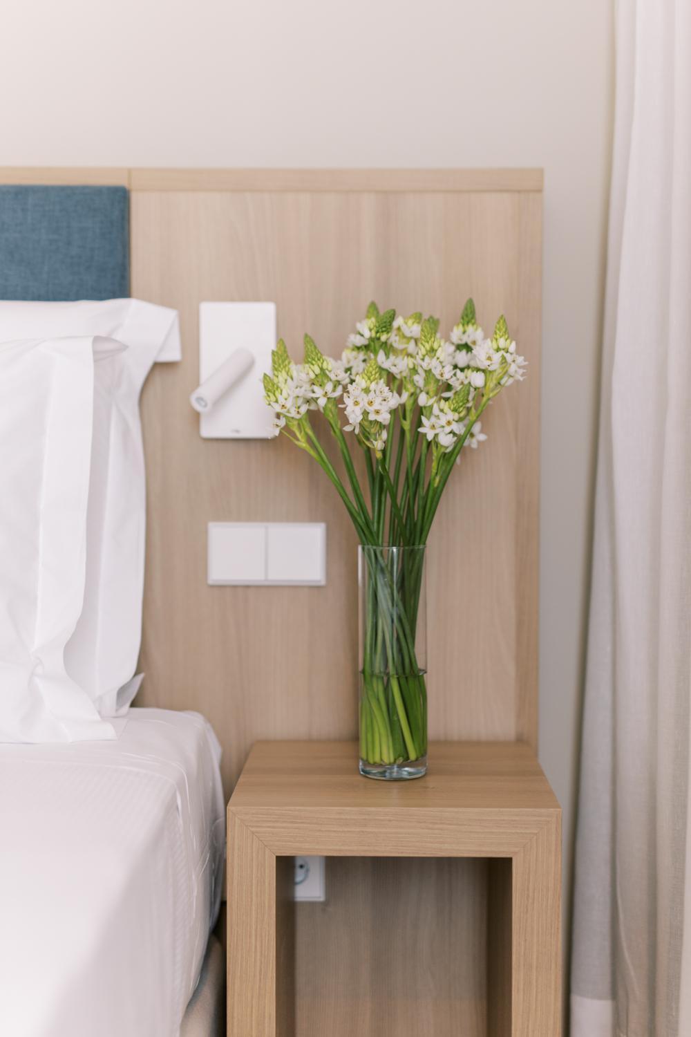 アクアルズ トロイア ラゴア ホテル&アパートメンツ S ホテルズ コレクション 部屋 写真 Flower arrangement in a hotel room